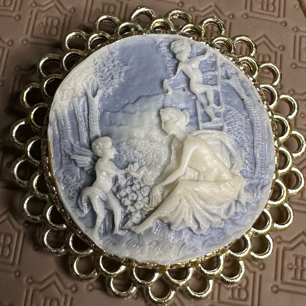 Fantastic condition•Vintage•Brooch•Large antique fairies in the garden cameo